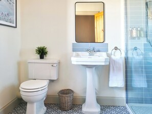A bathroom with a toilet, sink, and shower. - 2 bedroom accommodation in Glencraigs, near Campbeltown (Glencraigs, near Campbeltown)