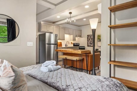 1 bedroom, iron/ironing board, WiFi, bed sheets. Apt. on Town Square | Downtown Fayetteville