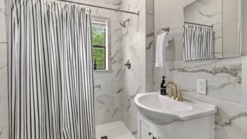 Badekar, hårtørrer, håndklæder