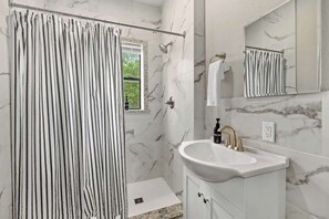 Baignoire, sèche-cheveux, serviettes fournies