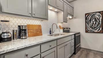 Geladeira, micro-ondas, fogão, cooktop