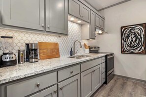 Kjøleskap, mikrobølgeovn, ovn og kokeplater