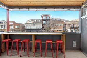 Outdoor dining - Dickson St Condo - On Dickson Street - Walkable (Fayetteville)