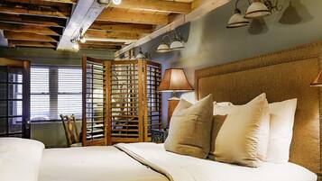 2 slaapkamers, luxe beddengoed, een bureau, een strijkplank/strijkijzer