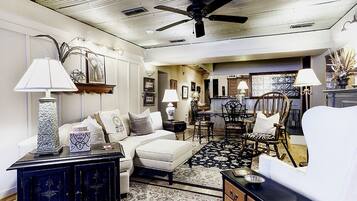 TV connectée, cheminée, livres