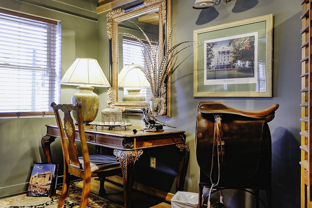 Upscale New River Gorge Escape - The 1904 Townhouse Downtown