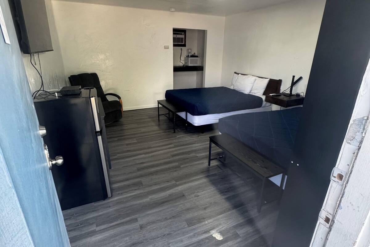 basic double room | individually decorated, individually furnished, desk, laptop workspace