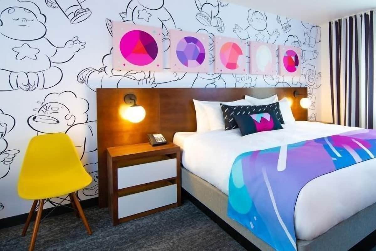 King Standard | Hypo-allergenic bedding, in-room safe, laptop workspace