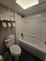 Artículos de higiene personal gratuitos, secador de pelo y toallas