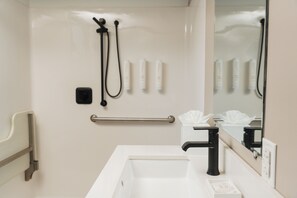 Gratis toiletartikelen, een haardroger, handdoeken, zeep