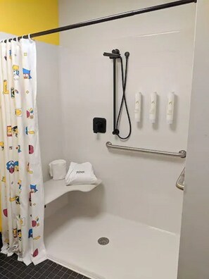 Toalettartikler (inkludert), hårføner, håndklær og såpe