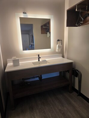 Artículos de higiene personal gratuitos, secador de pelo y toallas