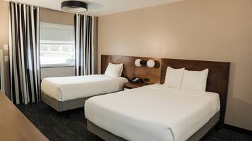 Dobbeltrom – standard, flere senger | Allergitestet sengetøy, safe på rommet og skrivebord for bærbar PC