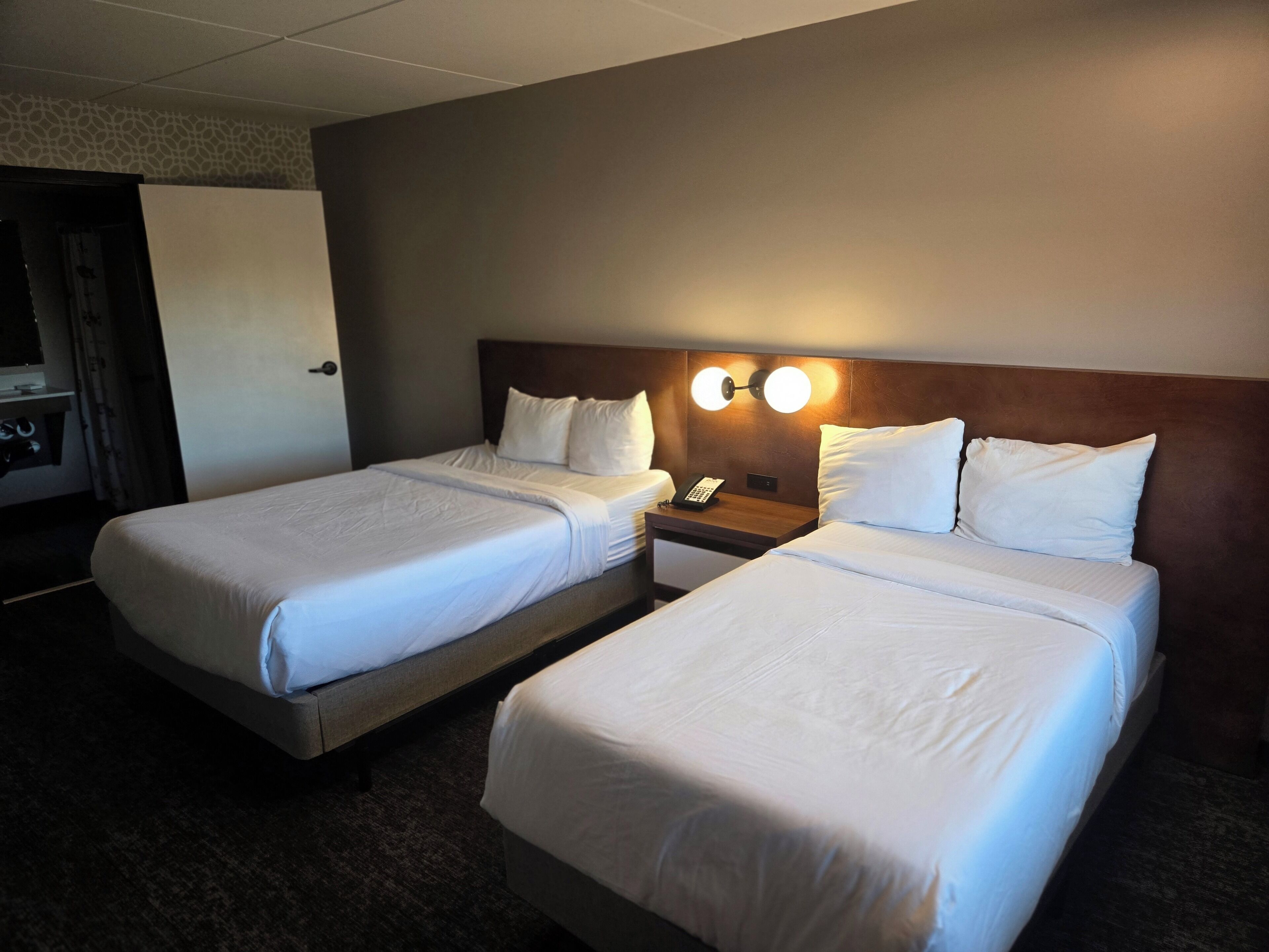 Habitación estándar doble, varias camas | Ropa de cama hipoalergénica y caja fuerte