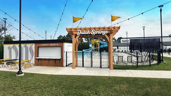 Innendørsbasseng og sesongbasert utendørsbasseng