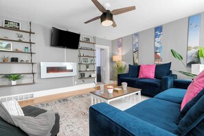 Una Smart TV, una chimenea, libros