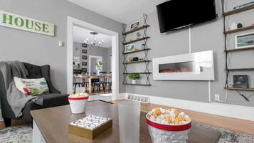 Smart TV, lareira, livros