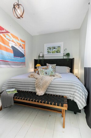 3 間睡房、書桌、熨斗/熨衫板、可攜式嬰兒床