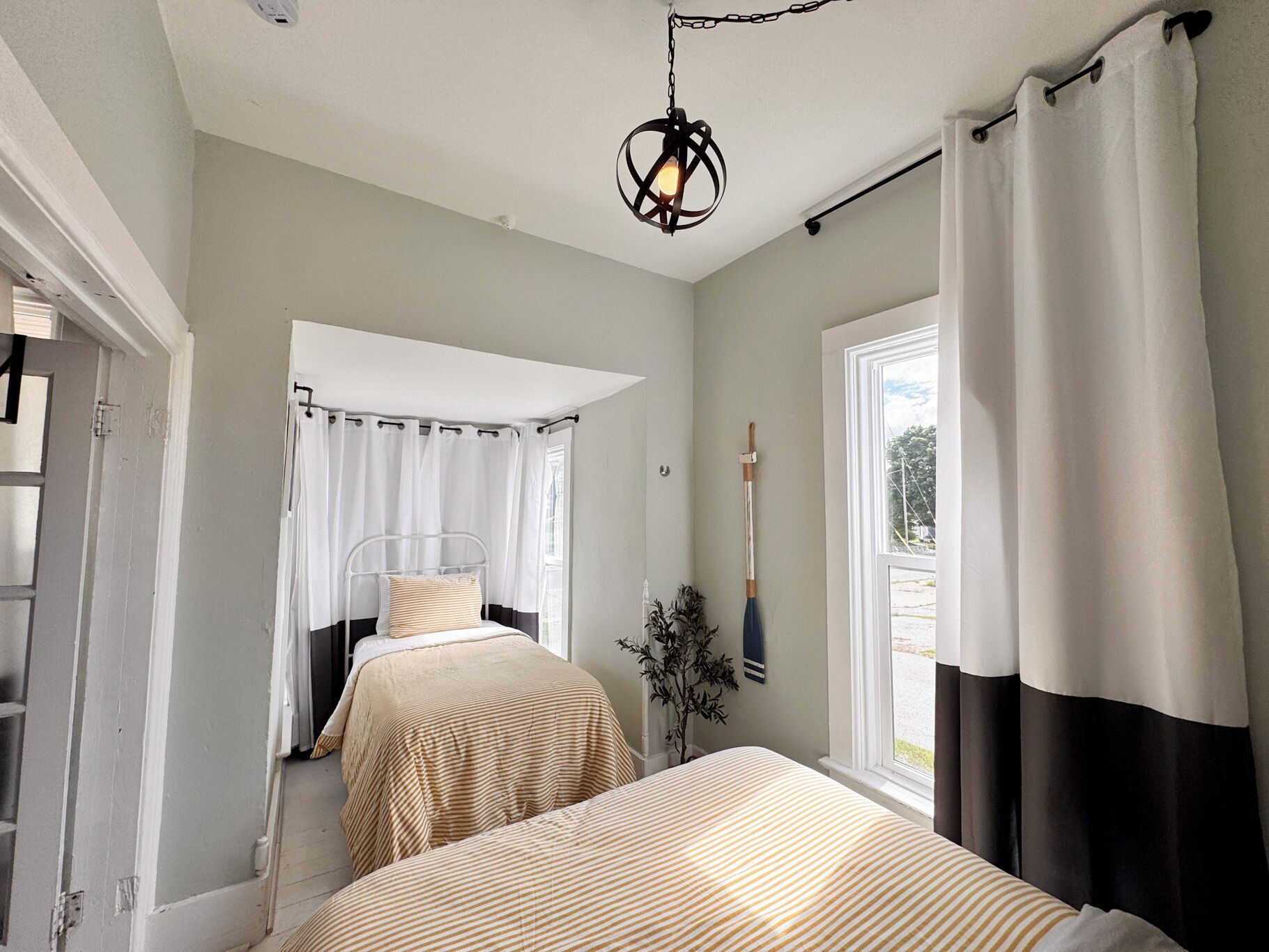 3 bedrooms, desk, iron/ironing board, travel cot