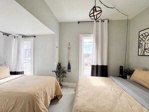 3 chambres, bureau, fer et planche à repasser, lit de bébé portatif