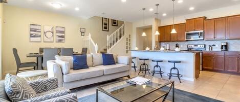 Villa - flera sängar - privat pool - utsikt mot poolen | Vardagsrum | 42-tums tv med kabelkanaler