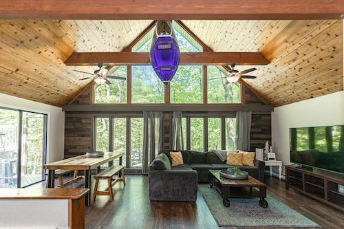 Lake Harmony Chalet With Arcade Room ~ Includes Hot Tub ~sleeps 22