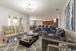 别墅, 多张床, 私人游泳池, 泳池景观 | 客厅 | 42-英寸电视(配备有线频道)