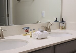 Bañera con ducha, secador de pelo, toallas, jabón