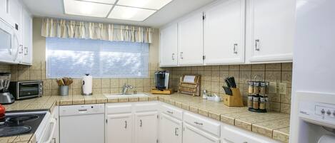 Réfrigérateur, four à micro-ondes, un four, surface de cuisson