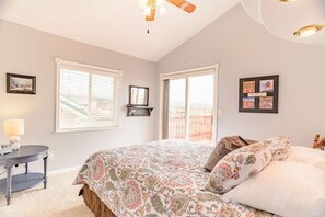 2 عدّة غرف نوم ومكواة/لوح كي وواي فاي وملاءات أسرّة