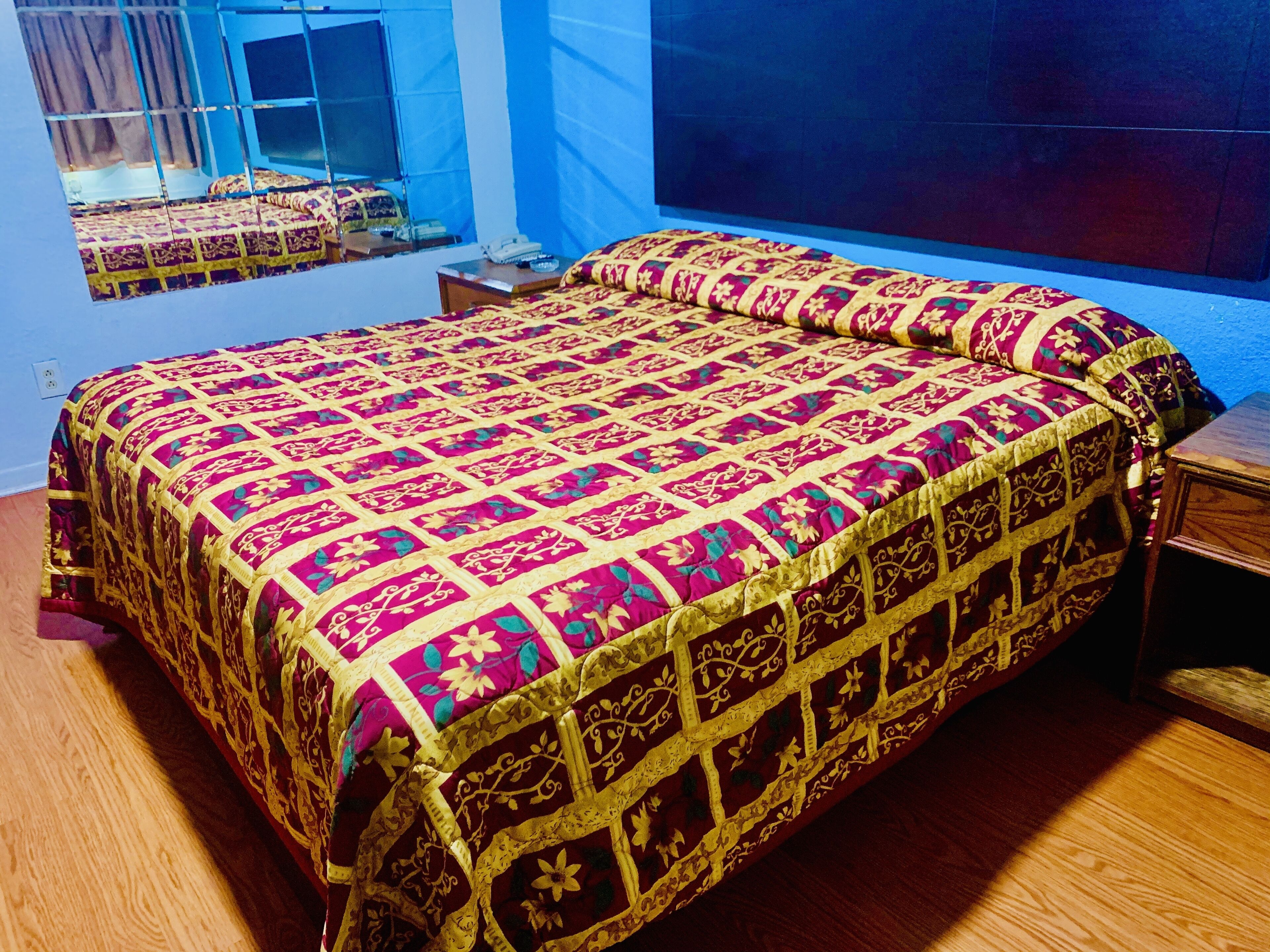 华丽单人房 | 埃及棉床单、高档床上用品、办公桌、遮光窗帘