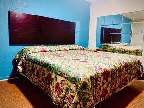 Luxury Single Room | Egyptian cotton sheets, premium bedding, desk, blackout drapes - Embassy motel (Dallas)