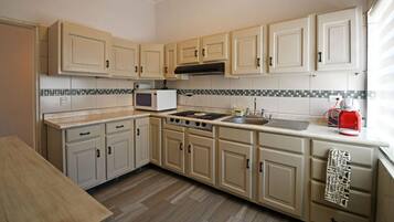 House, 3 Bedrooms | Private kitchen