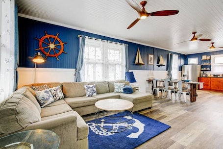 Smart TV, books, offices. Whaler`s Inn -Nautical Magical