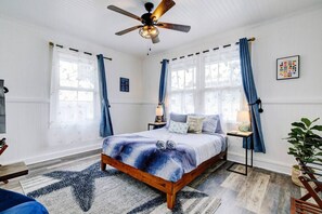 2 habitaciones, escritorio y tabla de planchar con plancha 