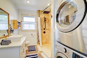 Een douche, een haardroger, handdoeken