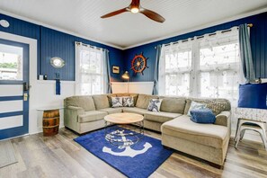 Smart TV, books, offices - Whaler`s Inn -Nautical Magical (Hilo)