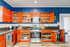 Fridge, microwave, oven, stovetop - Whaler`s Inn -Nautical Magical (Hilo)