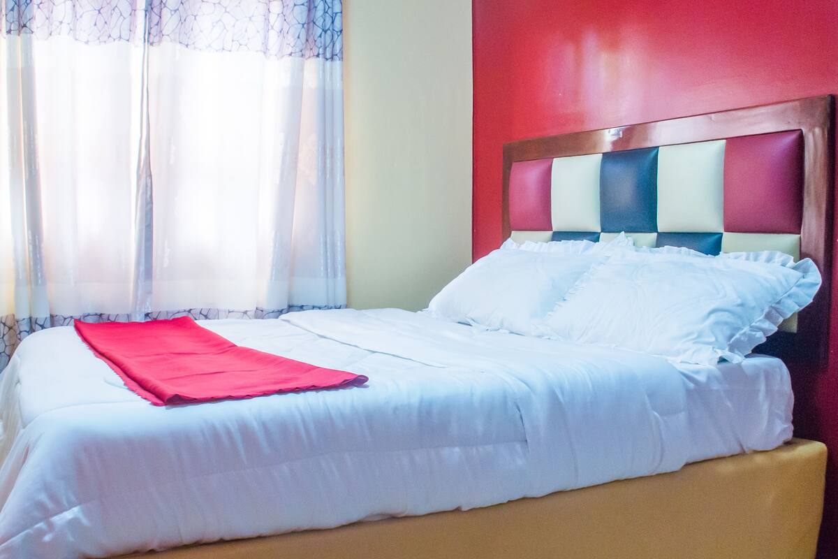 3 bedrooms, desk, laptop workspace, iron/ironing board
