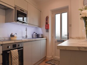 Horno, trona infantil, utensilios de cocina y congelador