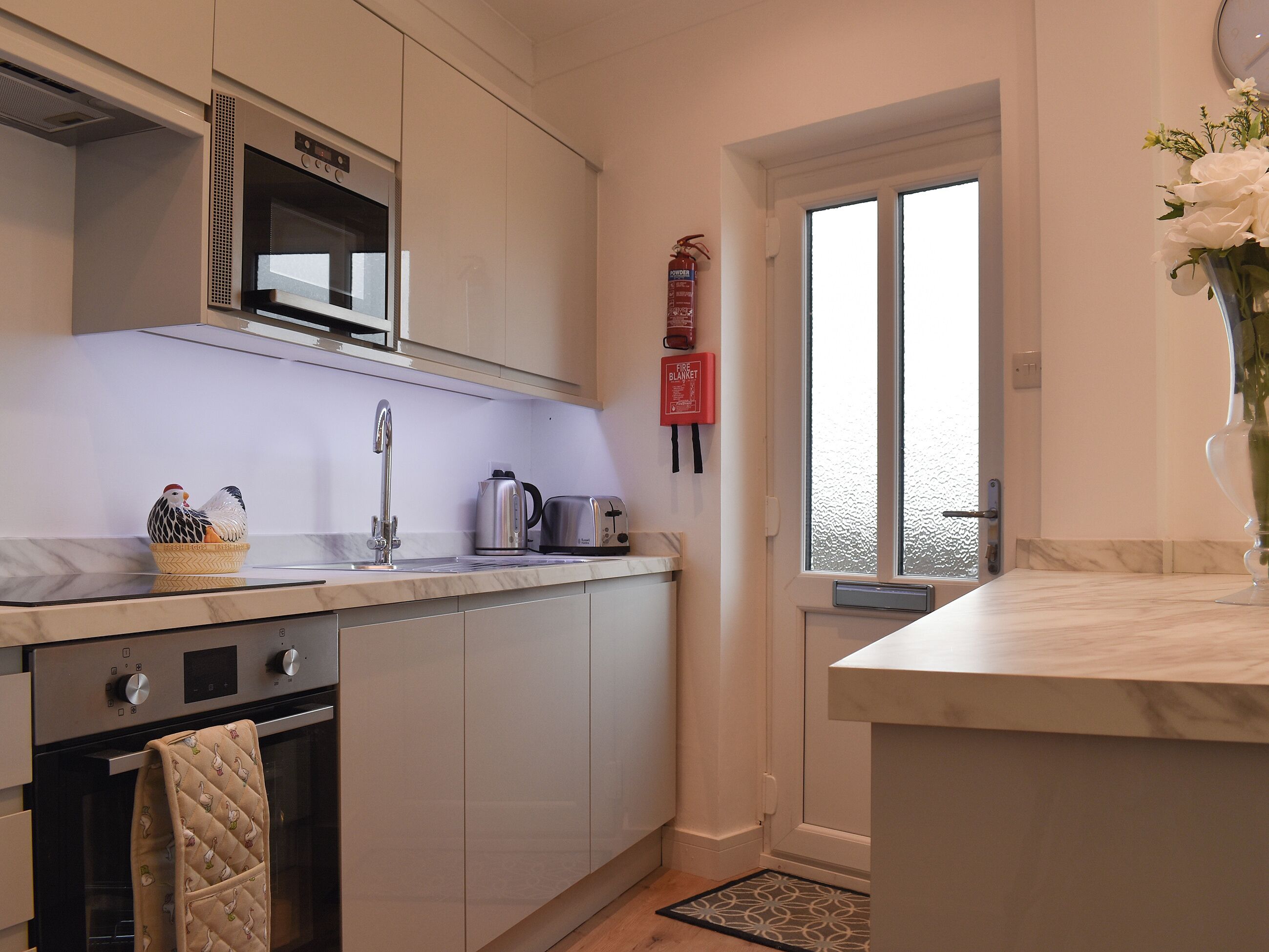 烤箱、高脚椅、冰柜