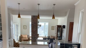 Ein Wohnzimmer mit Sofa, Couchtisch und Kamin.