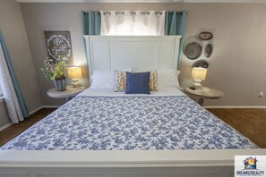 3 slaapkamers, een strijkplank/strijkijzer, gratis wifi, beddengoed