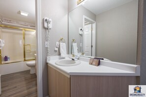 Combined shower/tub, jetted tub, hair dryer, towels - Beautifully Updated 3BR WALK-IN ~ Near the Strip ~ FREE TICKETS INCLUDED! (CH4-4) (Branson)