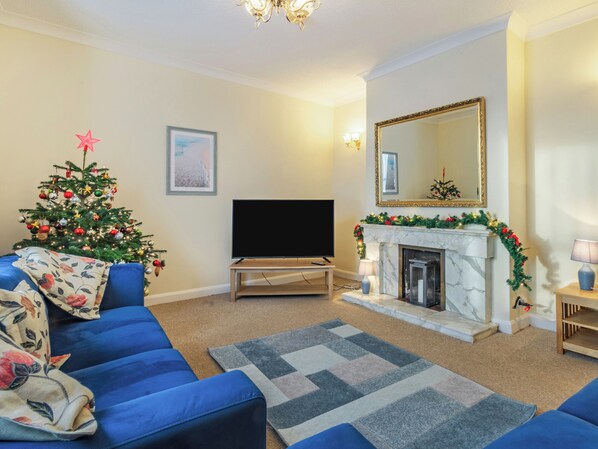 TV, fireplace