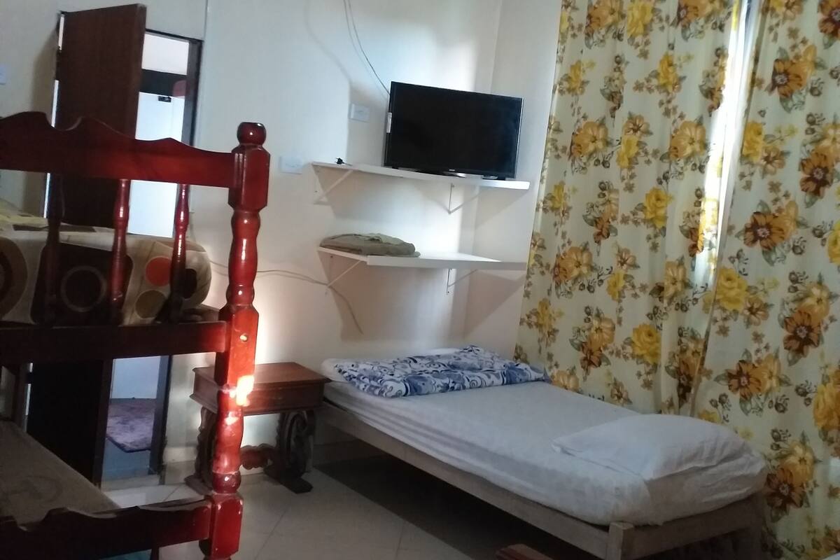 Hypo-allergenic bedding, minibar, desk, free WiFi