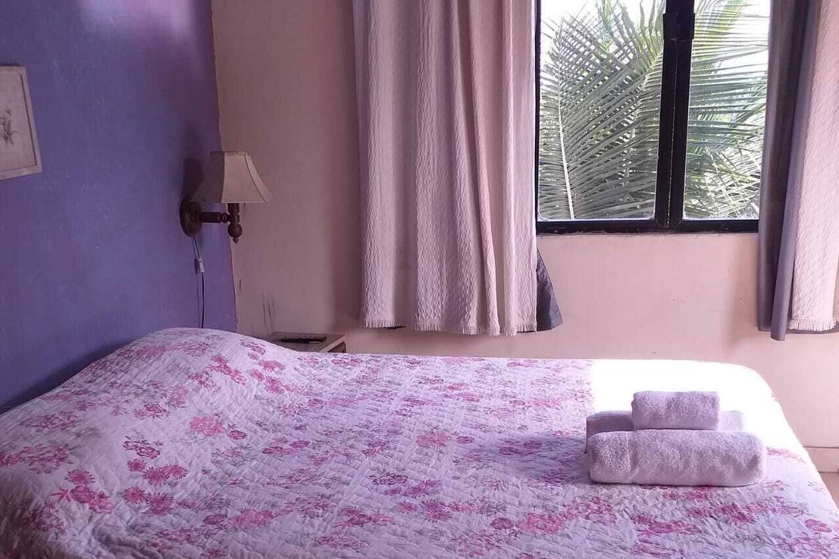 Hypo-allergenic bedding, minibar, desk, free WiFi