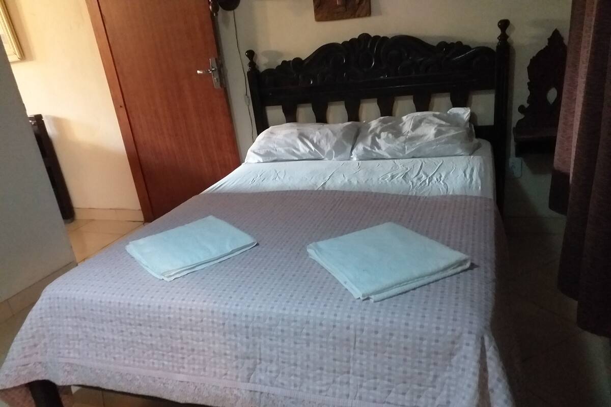 Hypo-allergenic bedding, minibar, desk, free WiFi