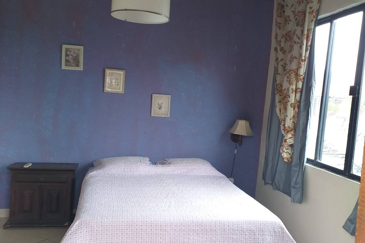 Hypo-allergenic bedding, minibar, desk, free WiFi