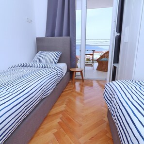 3 bedrooms, iron/ironing board, WiFi, bed sheets